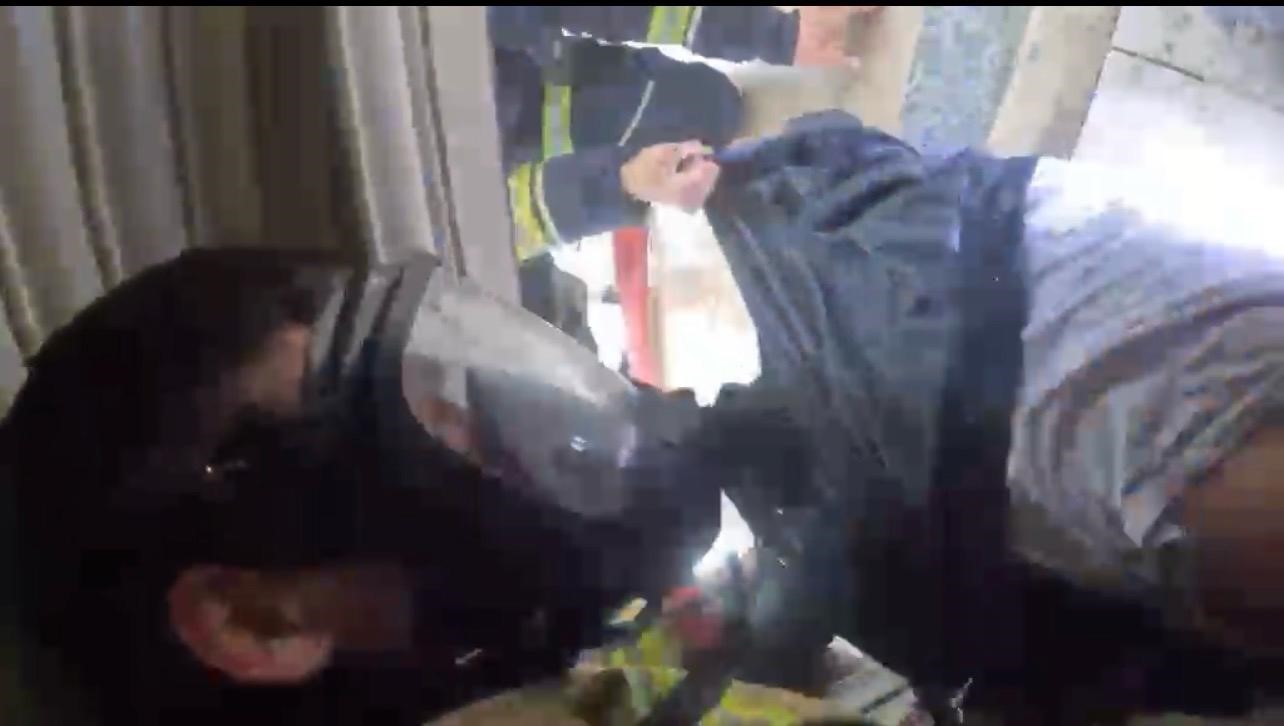 Diyarbakır’da filmleri aratmayan kurtarma operasyonu: Yangının ortasında kalan vatandaş kurtarıldı
?v=1