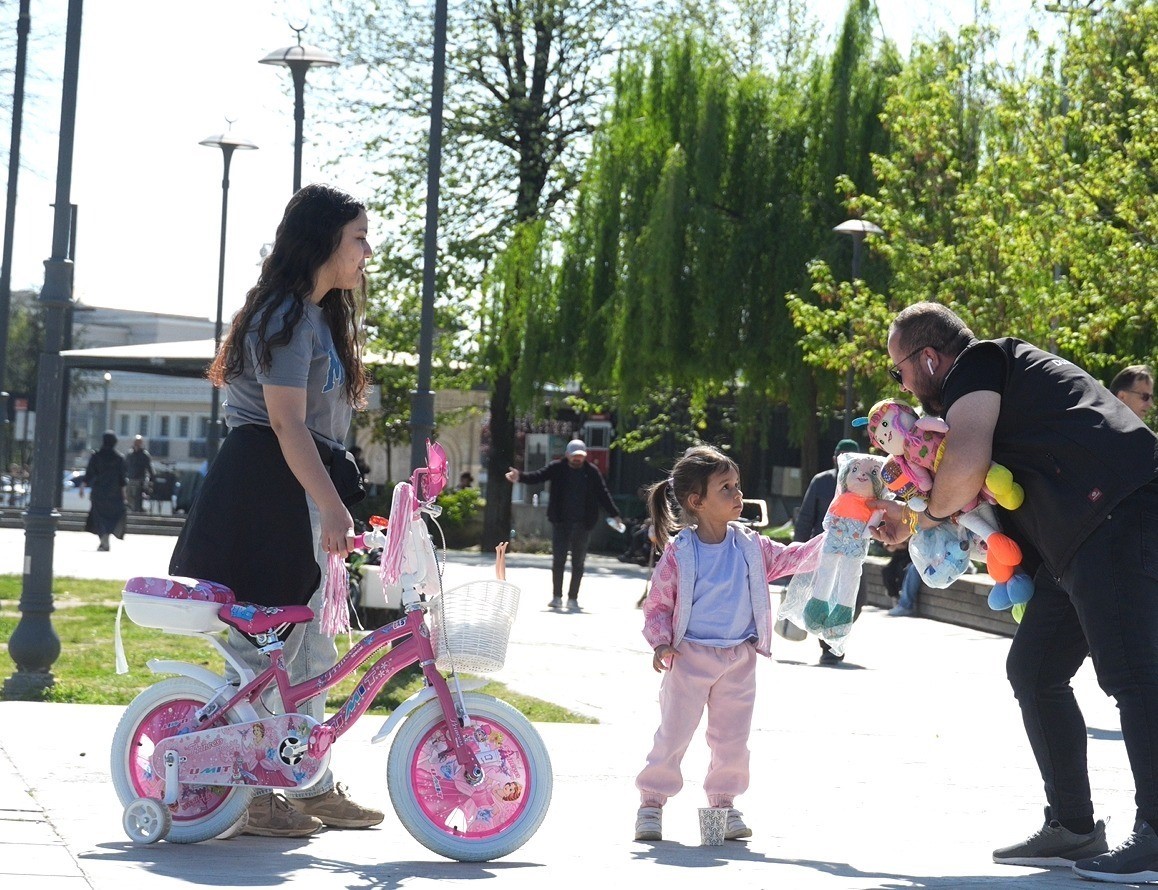 Düşen oyuncakları sahibine ulaştıran çocuklar takdir topladı
?v=1