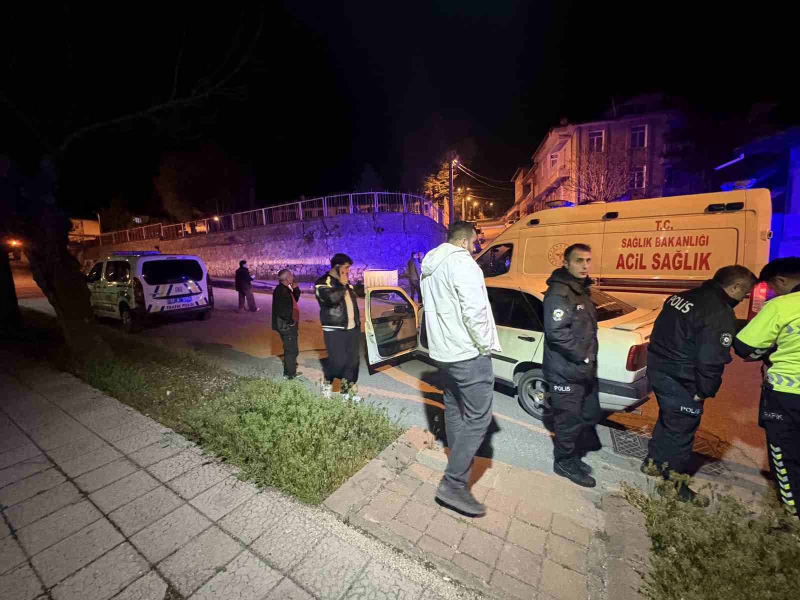 Kendilerini uyaran adamı darp eden şahıslar otomobili bırakıp kaçtı
?v=1