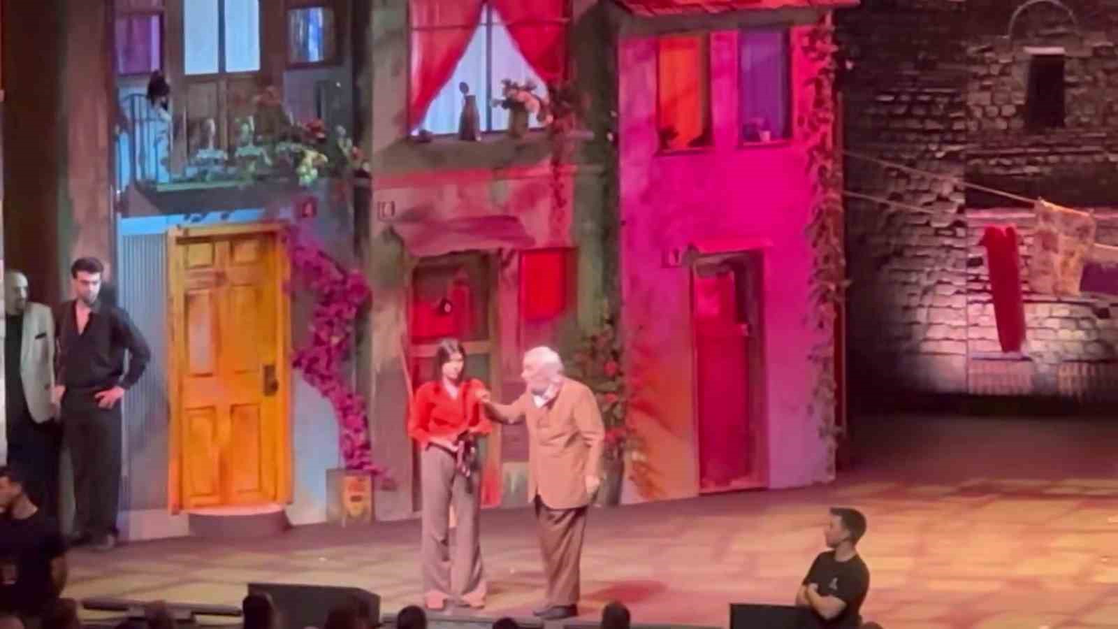 Sahnede fenalaşan Müjdat Gezen hastaneye kaldırıldı
?v=1