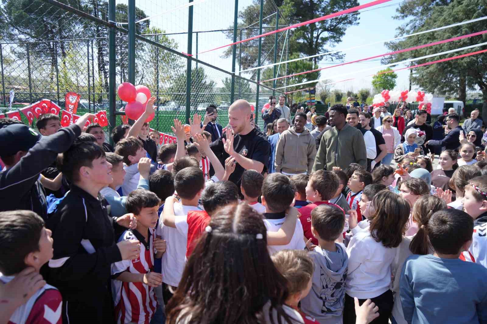 Samsunsporlu futbolcular, 23 Nisan’ı çocuklarla birlikte kutladı
?v=1