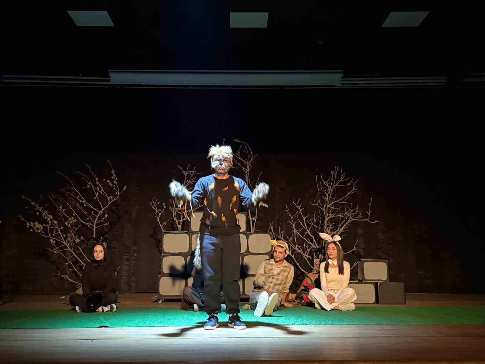 Erzincan’da çocuklara özel tiyatro gösterisi sahnelendi
?v=1