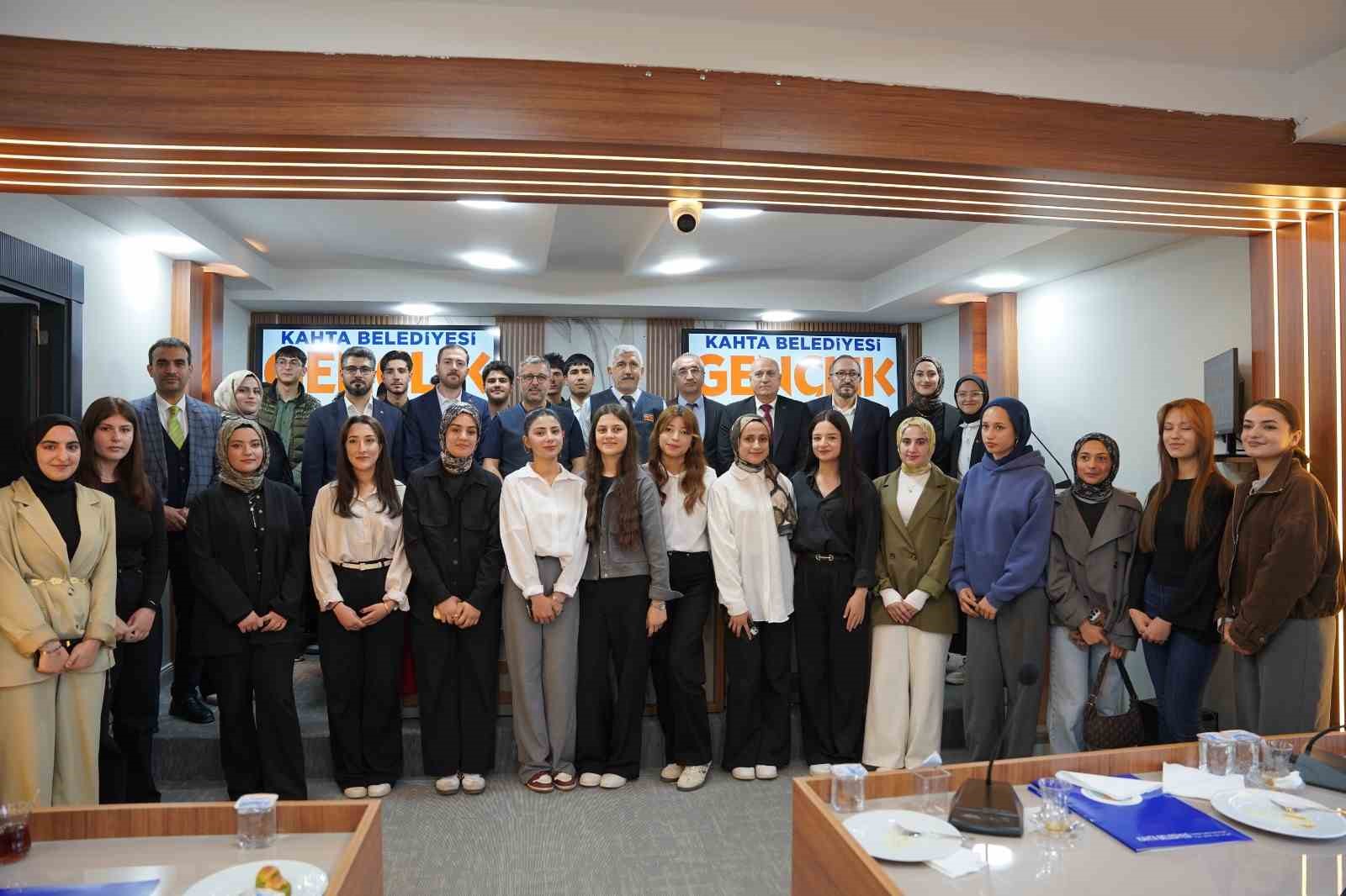 Kahta’da gençlik vizyonu masaya yatırıldı
?v=1