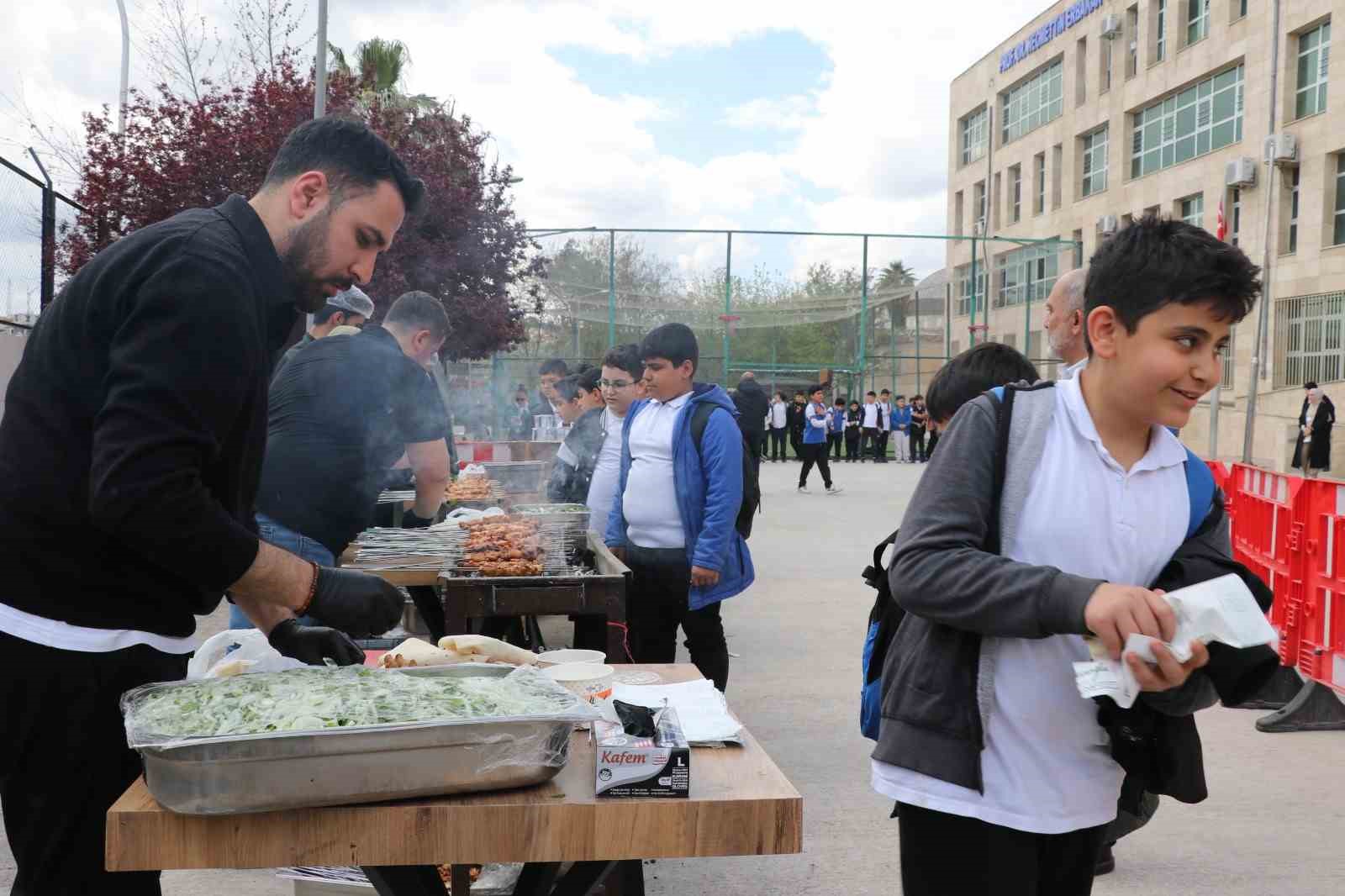 Şanlıurfa’da öğrencilere moral kebabı
?v=1