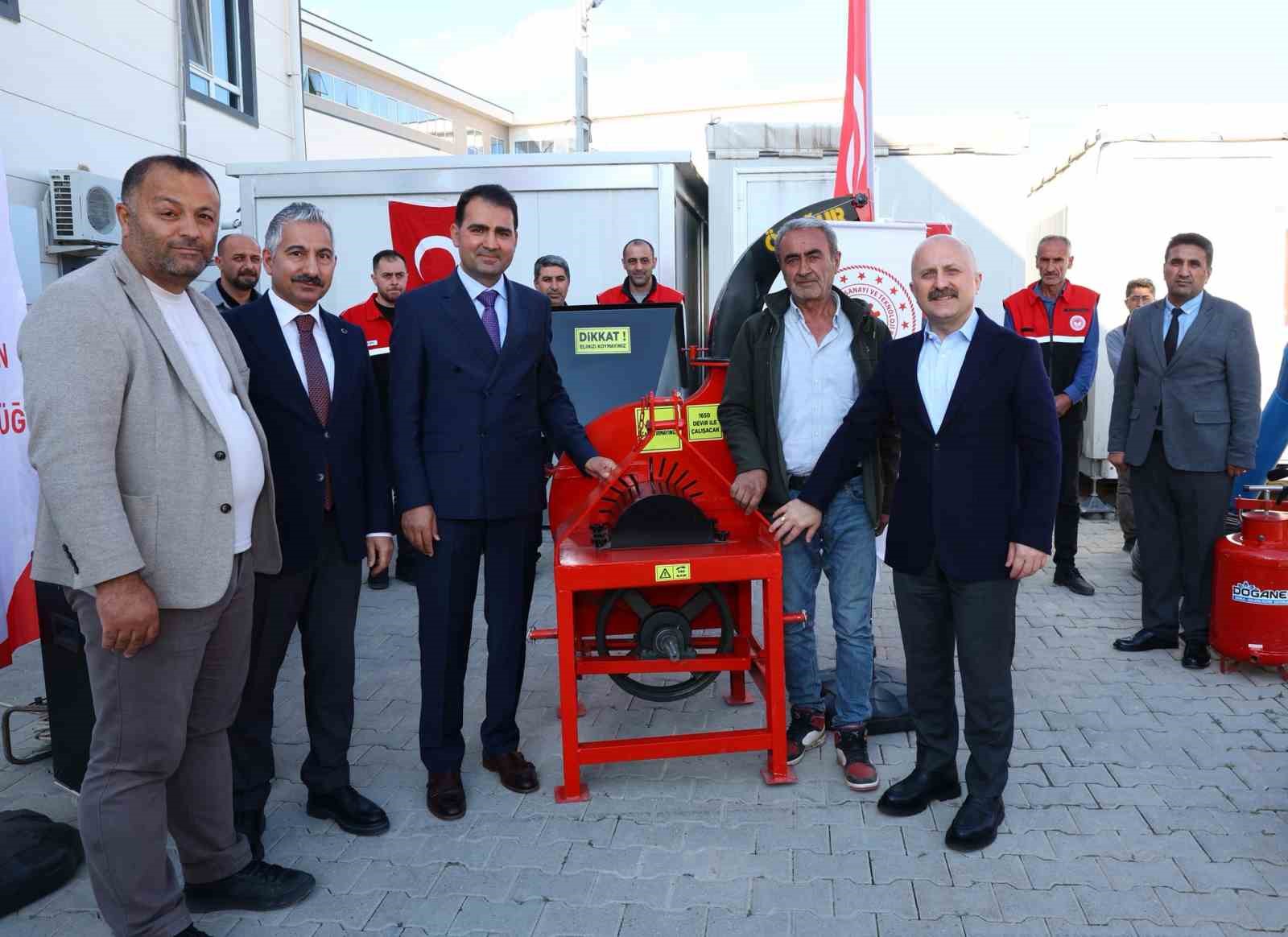 Çiftçilere zirai alet ve ekipman dağıtıldı
?v=1