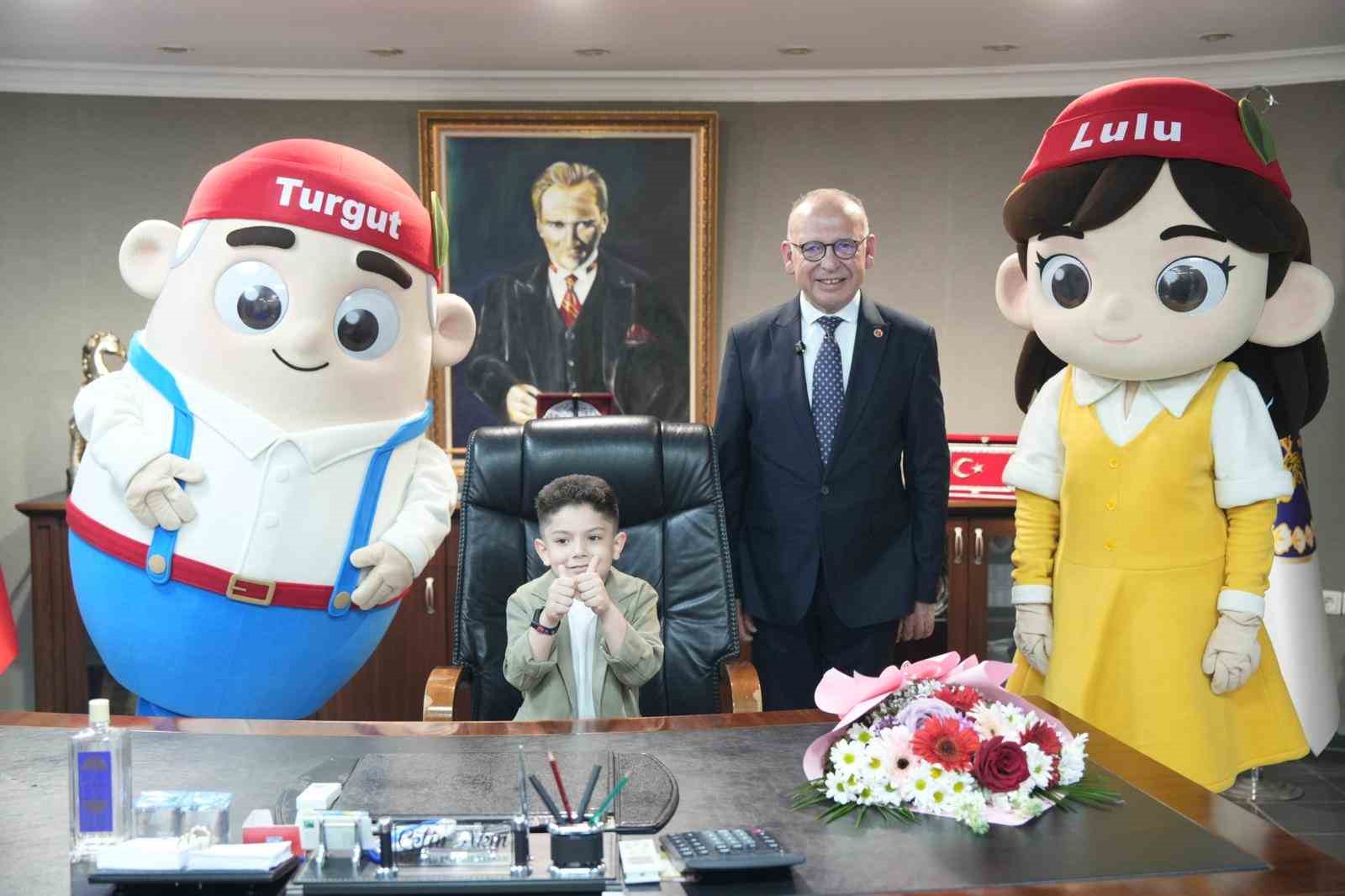 Başkan Çetin Akın koltuğunu minik başkana emanet etti
?v=1