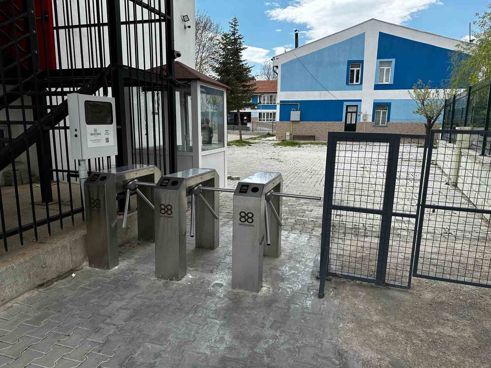 Pilot okulda uygulanan turnike sistemiyle şiddet ve devamsızlık tarihe karıştı
?v=1