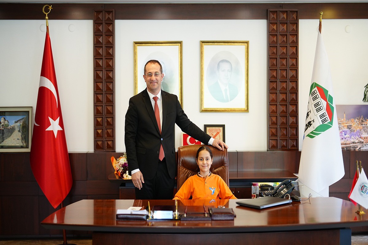 Başkan Ekim koltuğunu miniklere devretti
?v=1