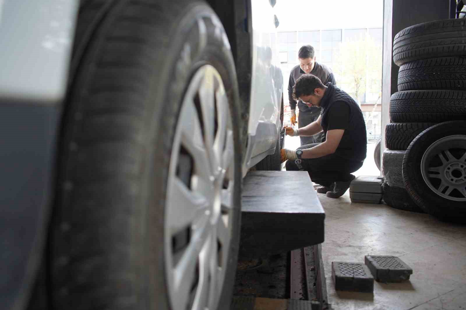 Kış lastiği zorunluluğu bitti, değişim mesaisi başladı:  Sıcaklar artmadan yaz lastiklerine geçiş yapılmalı 
?v=1
