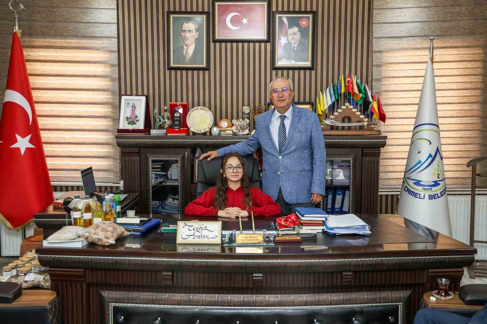 Çameli Belediye Başkanı Cengiz Arslan koltuğunu Erva’ya bıraktı
?v=1