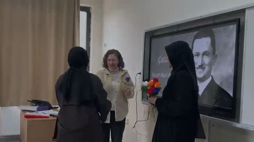 Elazığ’da vefa örneği: öğrencilerden öğretmenlerine anlamlı hediye
?v=1