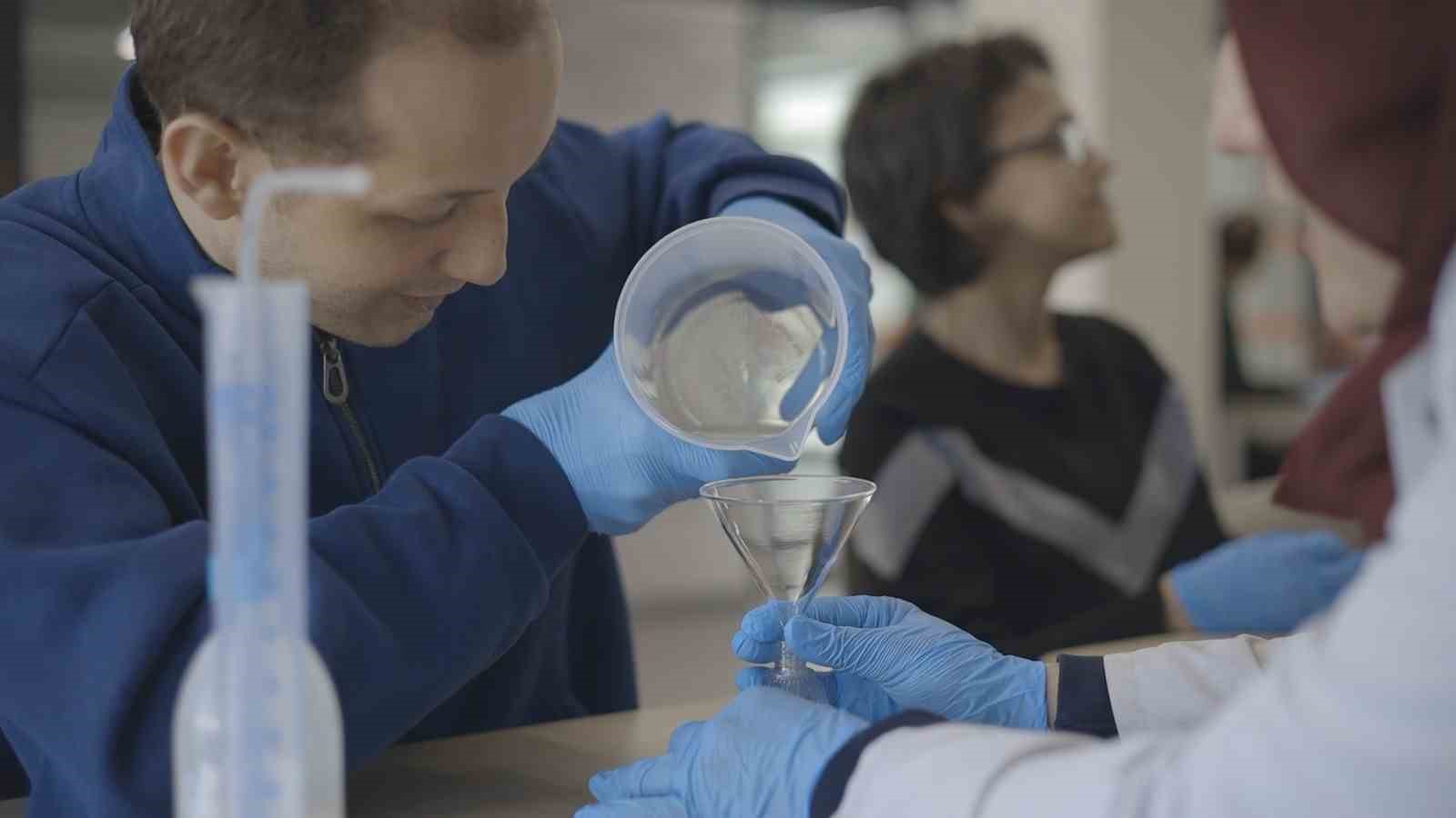 Gençler ve özel bireyler sakız kokulu kolonya üretti
?v=1