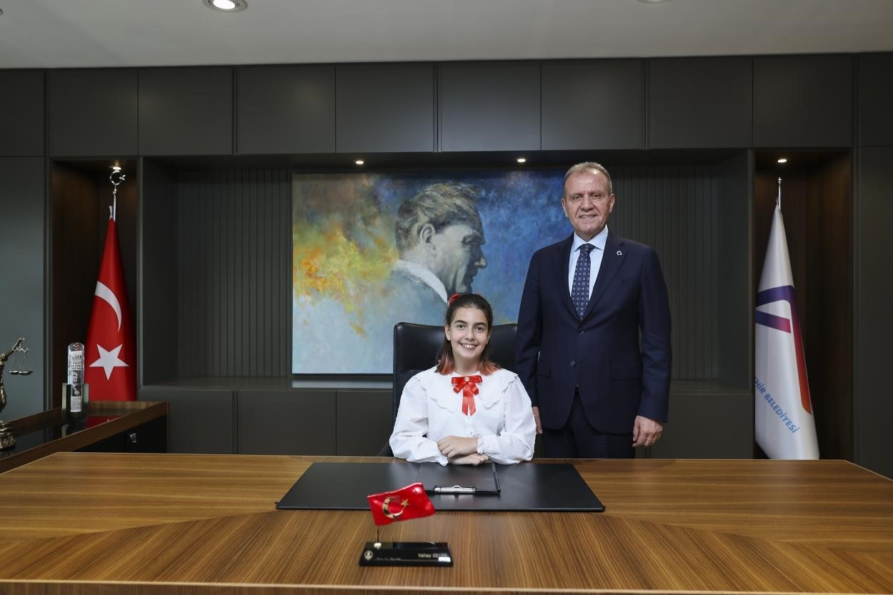 Başkan Seçer makamını çocuklara bıraktı
?v=1