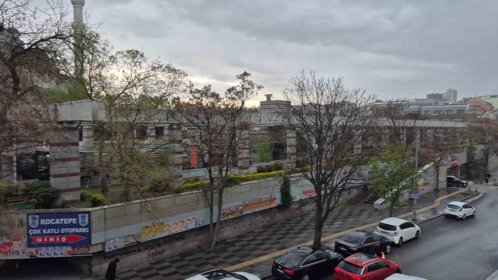 Başkent’te aniden başlayan fırtına vatandaşlara zor anlar yaşattı
?v=1