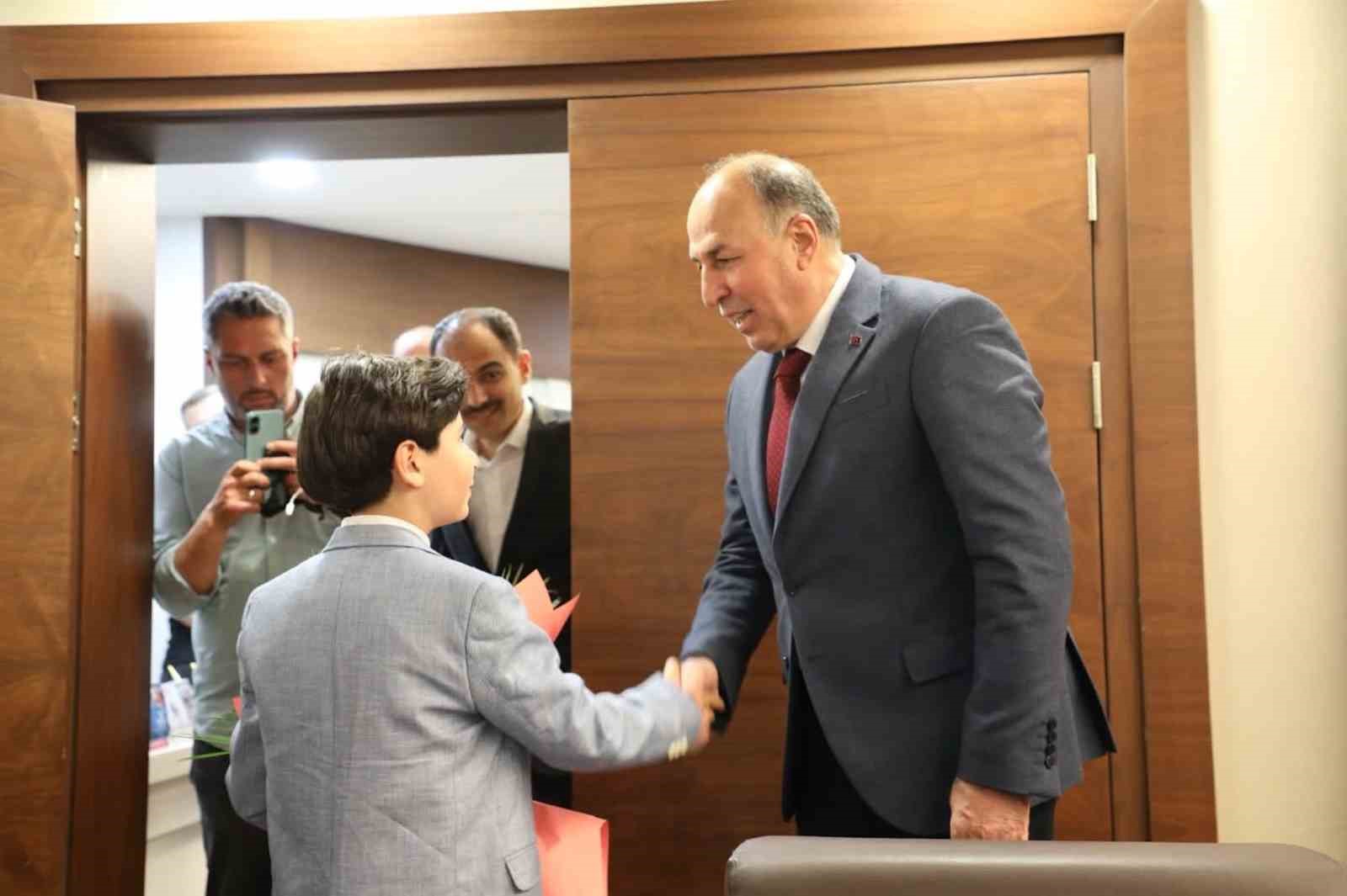 Başkan Şerif Arslan koltuğunu Harun Alp’e devretti
?v=1