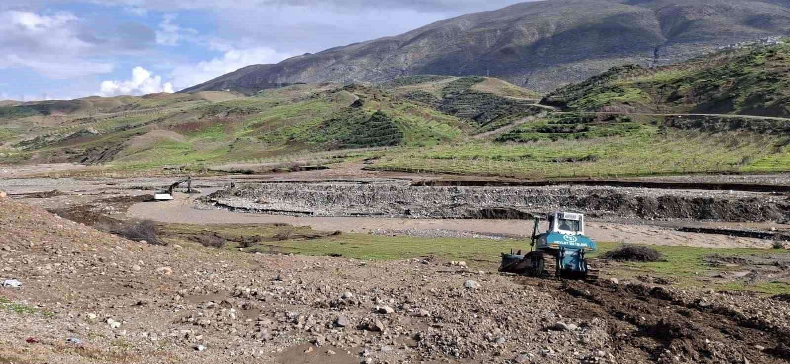 Siirt’te taşkın riskine karşı müdahale çalışmaları sürüyor
?v=1