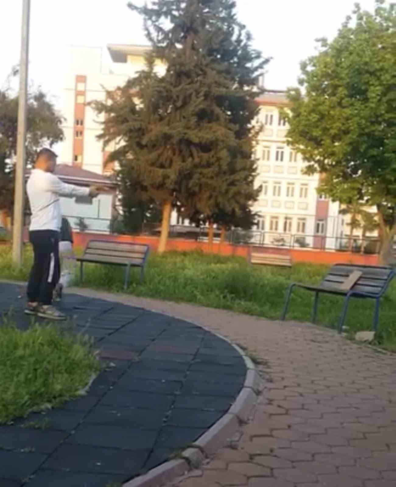 Parkta çocuğa oyuncak silahla atış talimi yaptırdı
?v=1