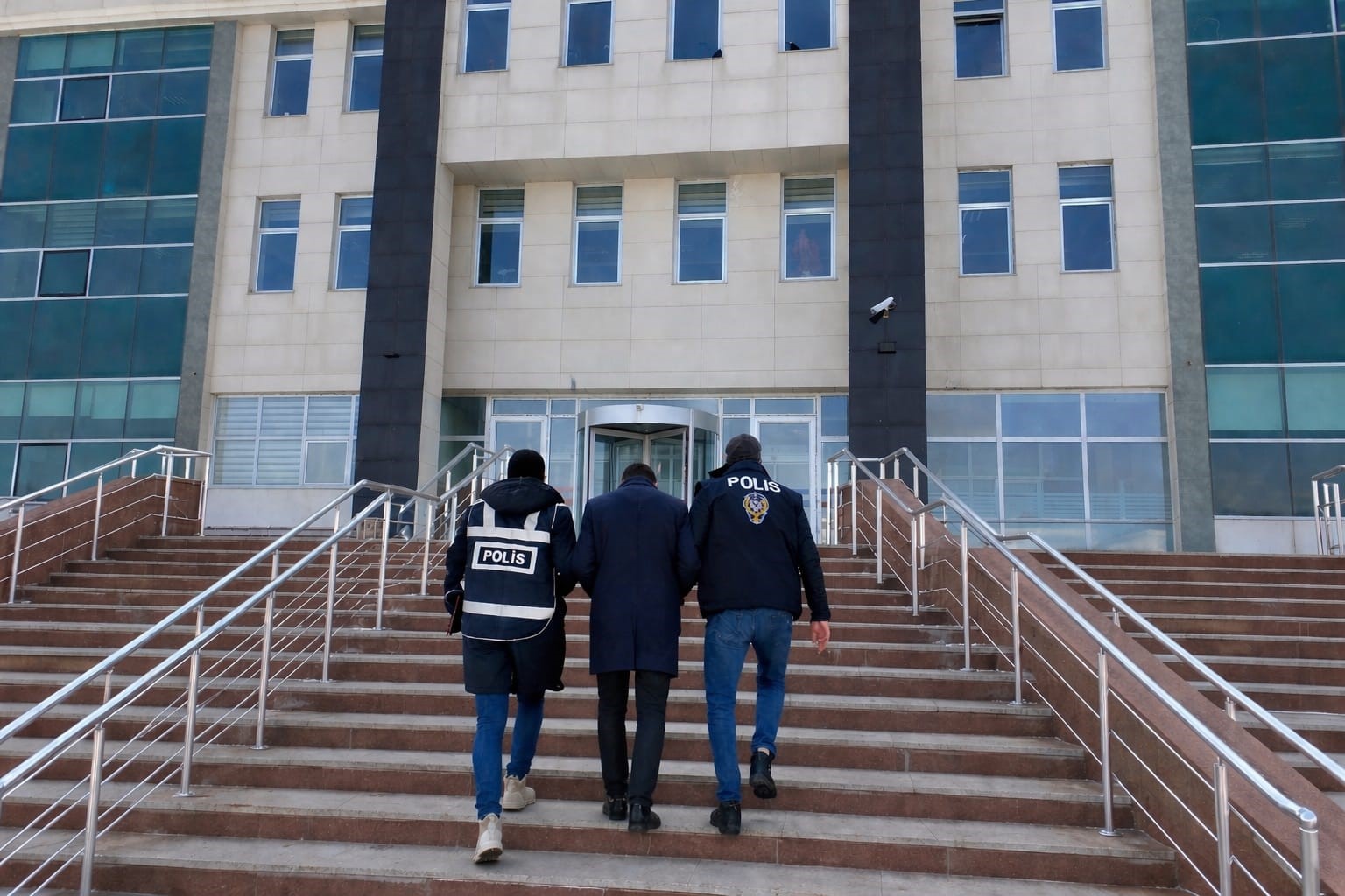 21 yıl hapis cezası bulunan 1 kişi Kars’ta yakalandı
?v=1