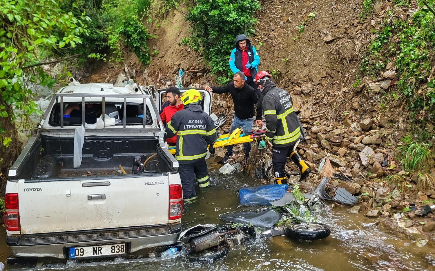 Kamyonet dere yatağına düştü: 2 yaralı
?v=1