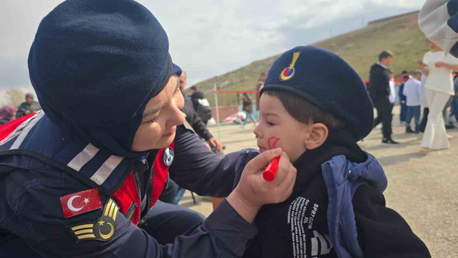 Bayburt’ta jandarması 23 Nisan’ı köy okulunda öğrencilerle kutladı
?v=1