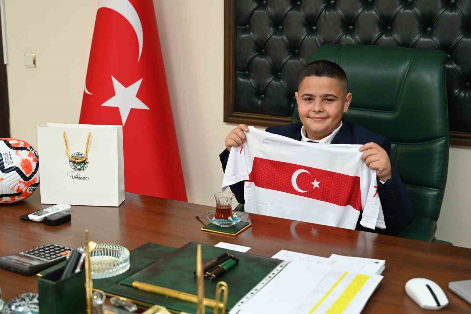 Başkan Hamamcı, 23 Nisan’da makamını ’Küçük Başkan’a devretti
?v=1