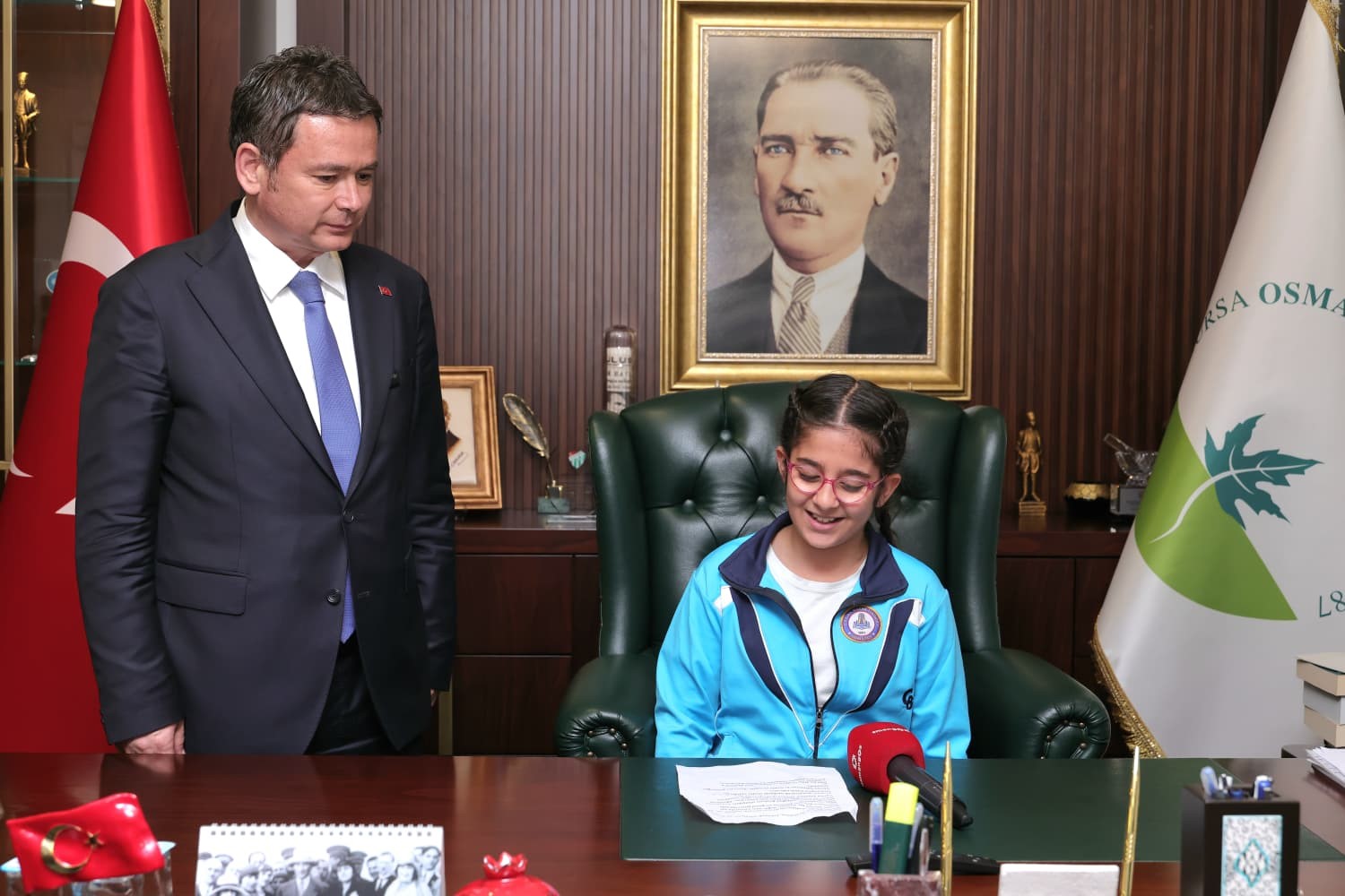 Başkan Aydın koltuğu çocuklara bıraktı
?v=1