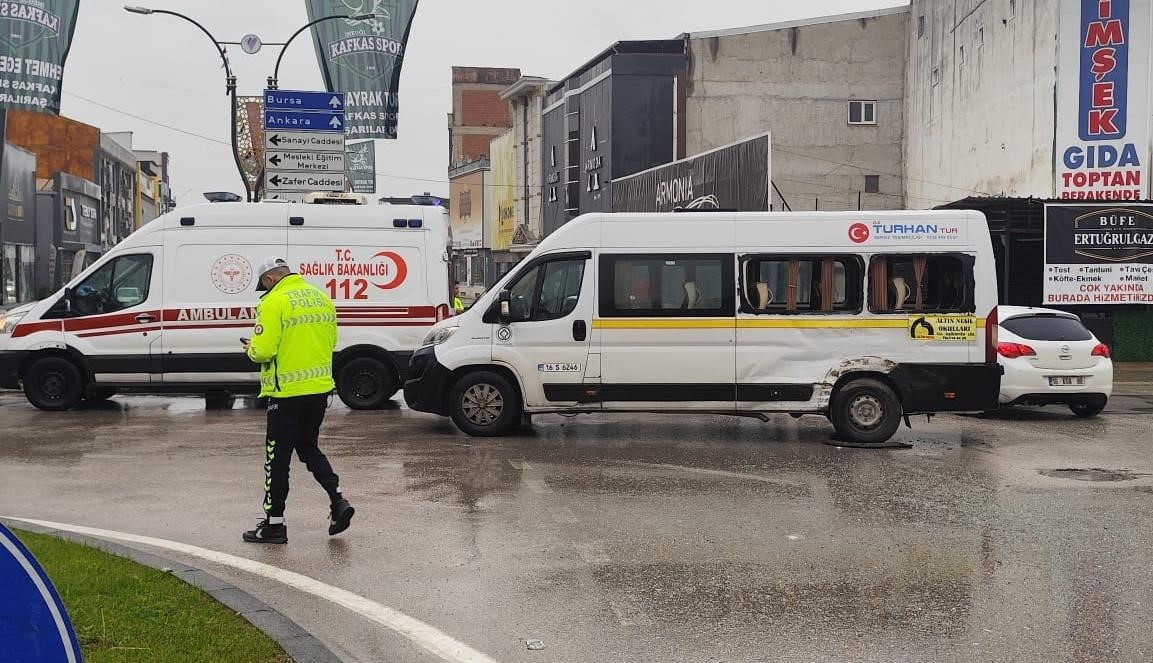 Kamyon ile servis minibüsü çarpıştı 4 kişi yaralandı
?v=1