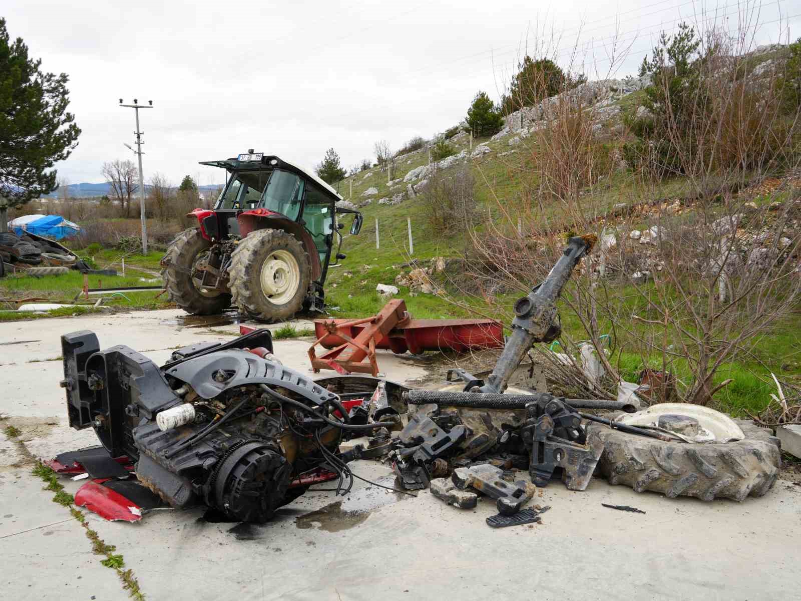 Hafif ticari araç ile çarpışan traktör ikiye bölündü: 5 yaralı
?v=1