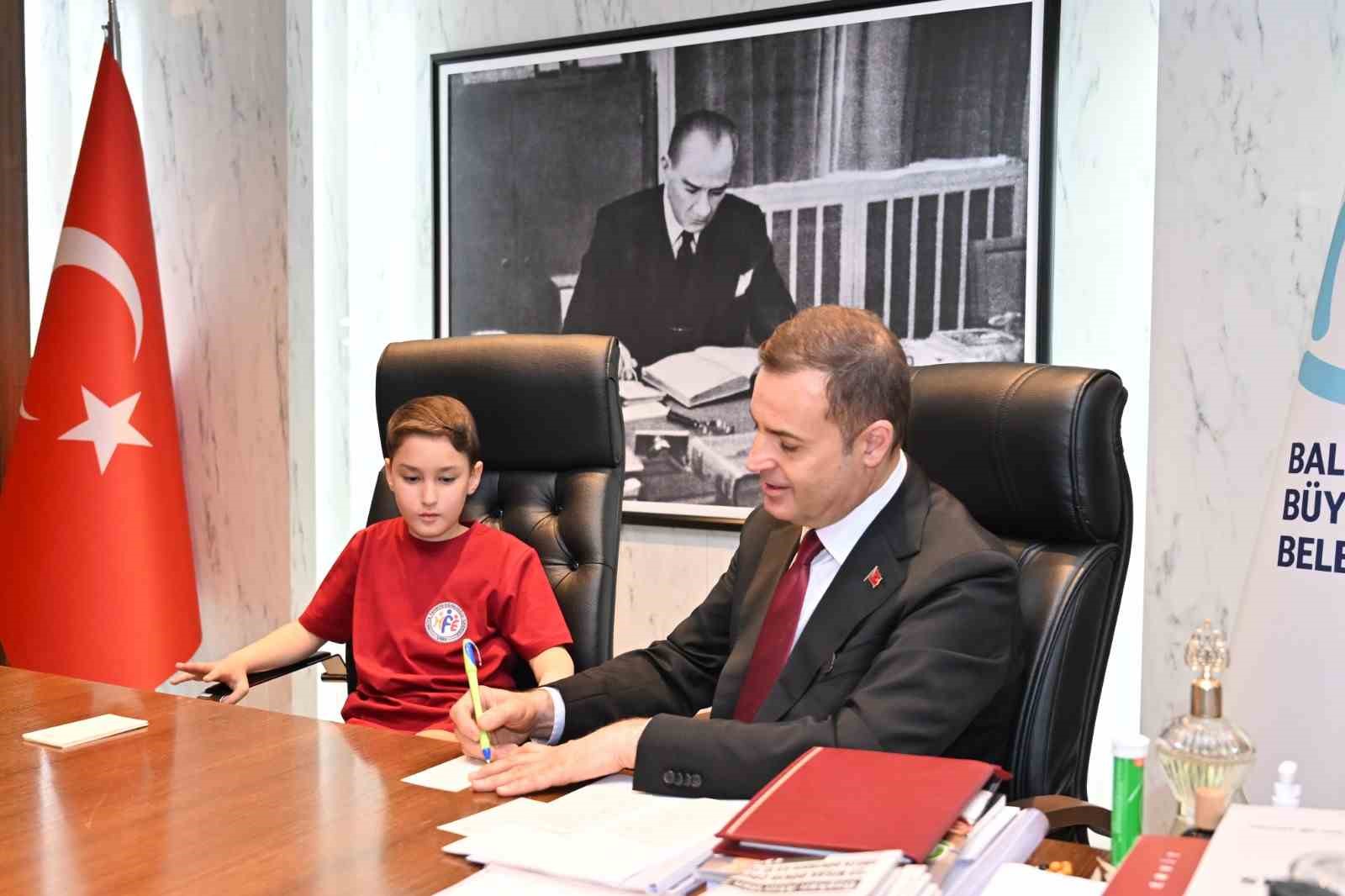 Başkan Akın, makamını çocuklara devretti
?v=1