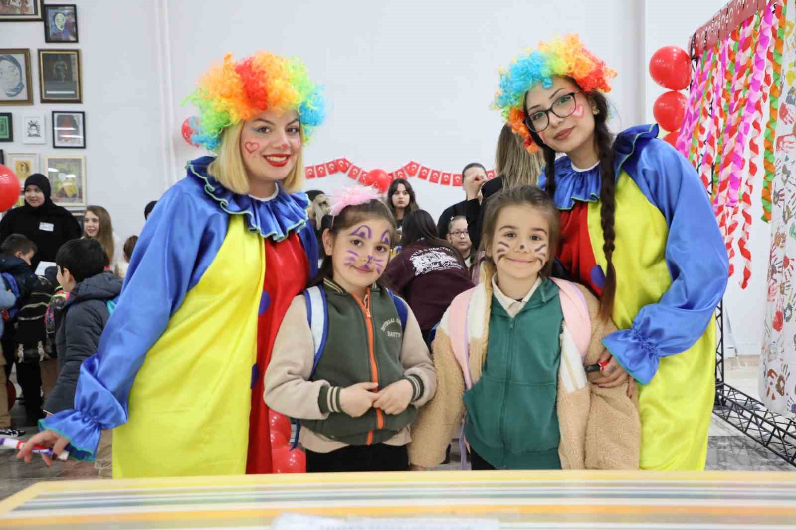 Minikler için üniversitede şenlik
?v=1