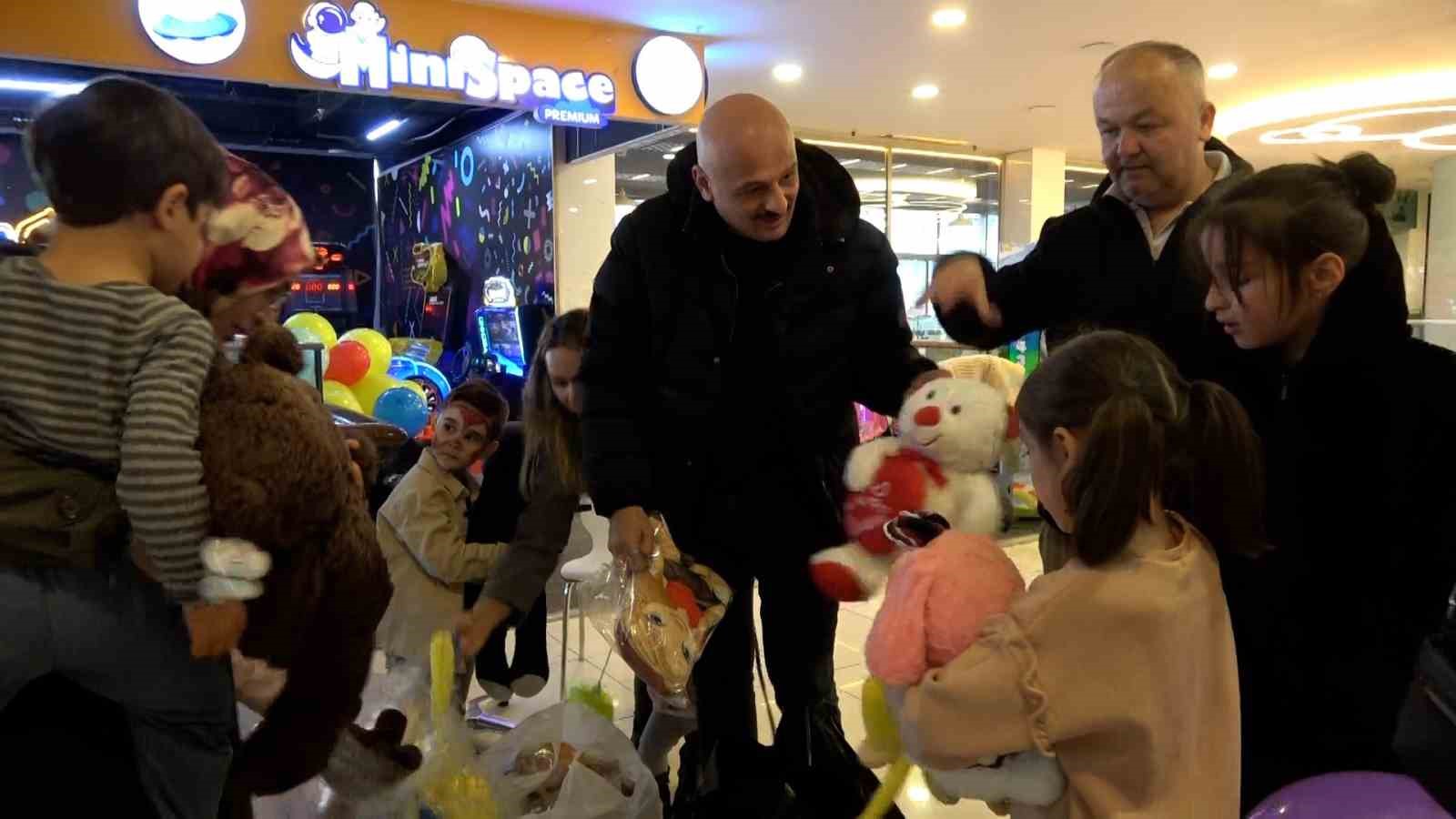 Bolu’da 23 Nisan’da çocukların oyuncak sevinci
?v=1