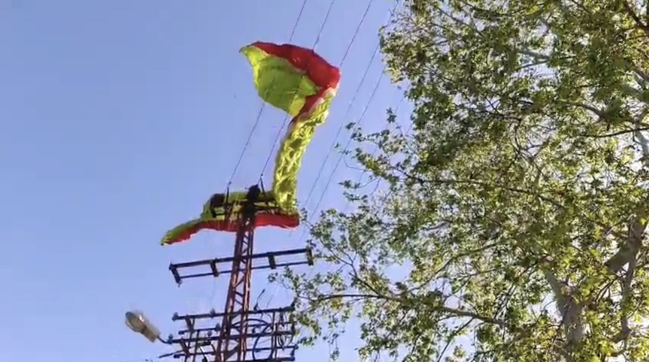 Osmaniye’de yamaç paraşütü pilotu iniş sırasında elektrik tellerine takıldı
?v=1