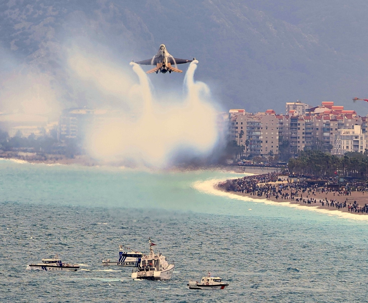 SOLOTÜRK Antalya’da nefes kesti: 23 Nisan kutlamalarında gökyüzü bayraklarla buluştu
?v=1