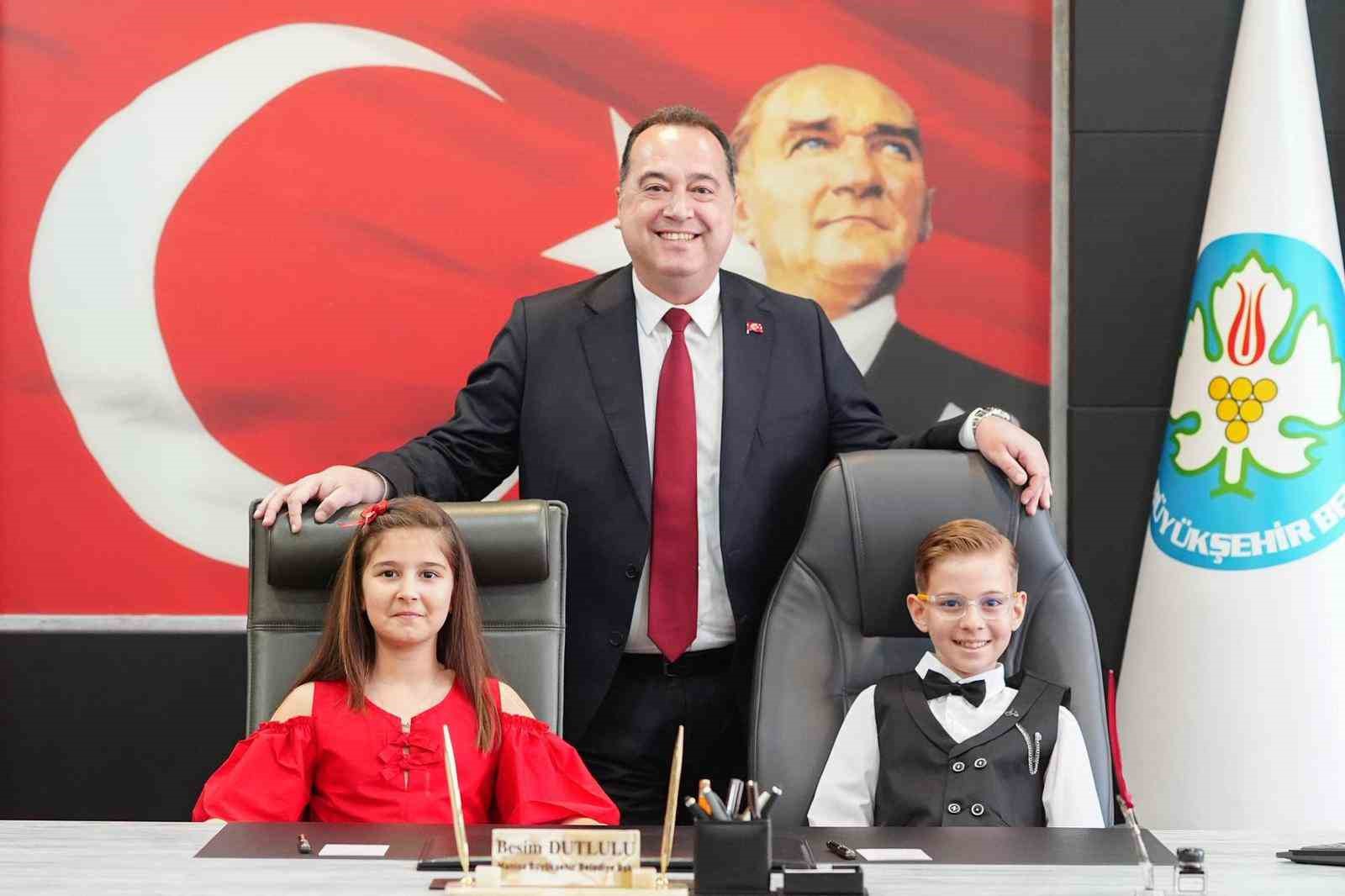 Başkan Dutlulu koltuğunu çocuklara emanet etti
?v=1