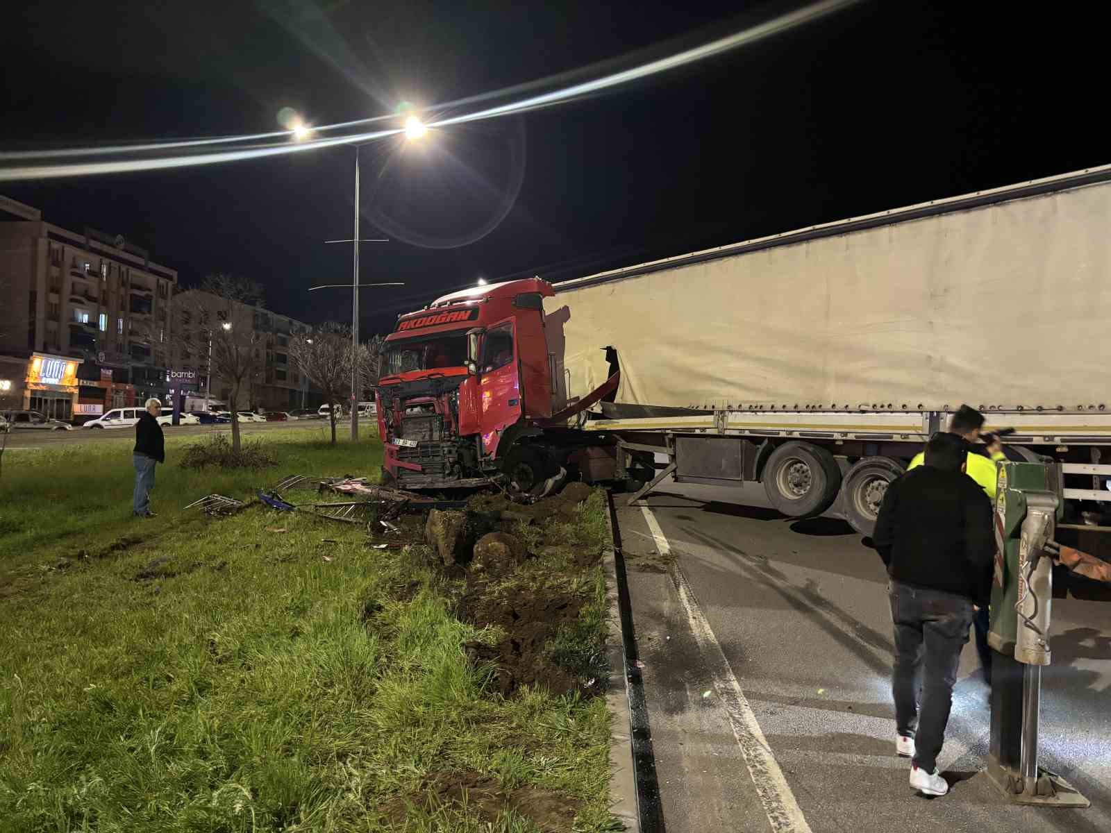 Bingöl’de tır refüje girdi: Facianın eşiğinden dönüldü
?v=1