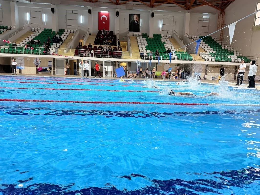 Kars’ta yüzme şöleni: Minik sporcular yarı final biletini aldı
?v=1