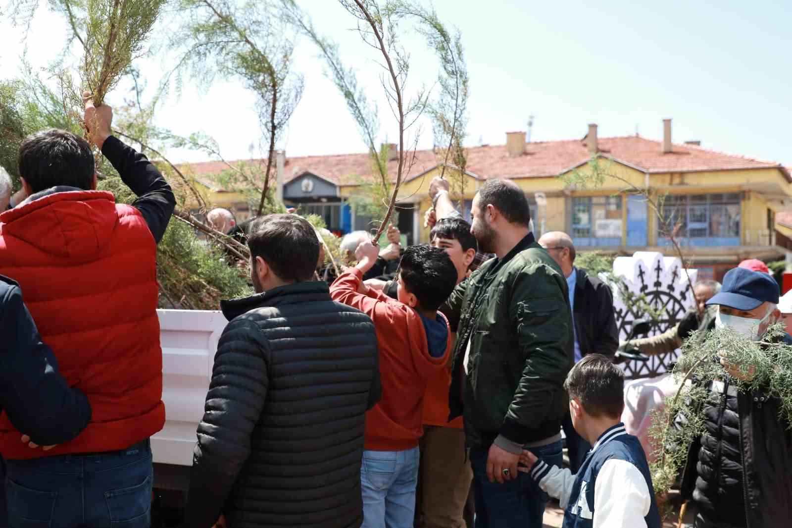 Alaca Belediyesi vatandaşlara 2 bin fidan dağıttı
?v=1