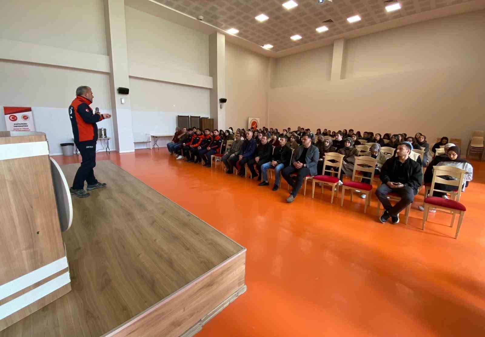 Üniversite öğrencilerine uygulamalı  afet  eğitimi
?v=1