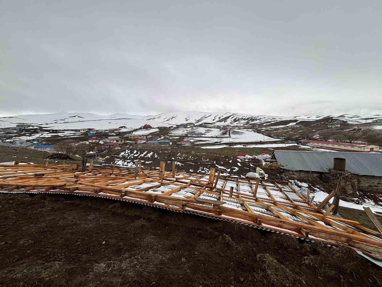 Ardahan’da şiddetli rüzgar çatıları uçurdu
?v=1