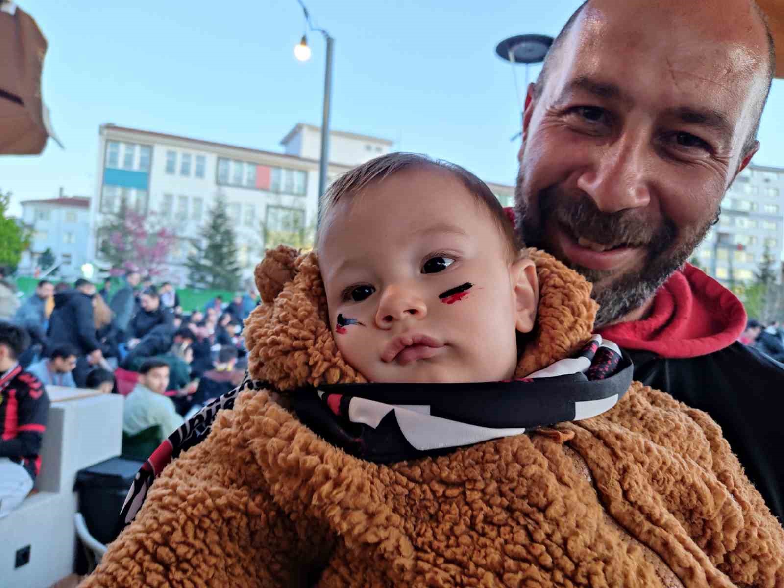 Yüzü boyalı minik Eskişehirspor taraftarı babasının kucağında maçı izledi
?v=1