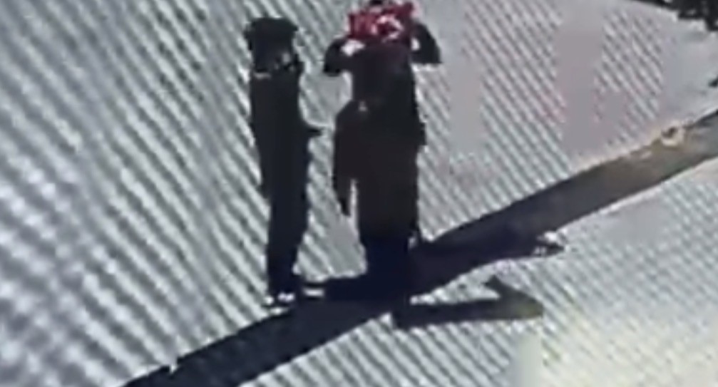 Öğrencilerin duygulandıran bayrak hassasiyeti: Düşen bayrağı yerden alıp öptü
?v=1