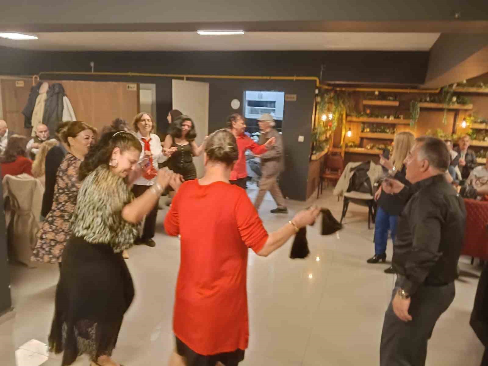 Eskişehir’de kadın zeybeklerin ’Meşk Gecesi’ güzel geçti
?v=1