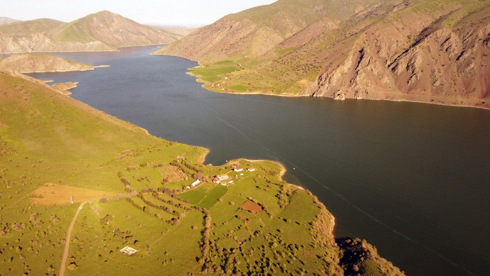 Baharın gelişiyle Keban Baraj Gölü’nde eşsiz manzara
?v=1