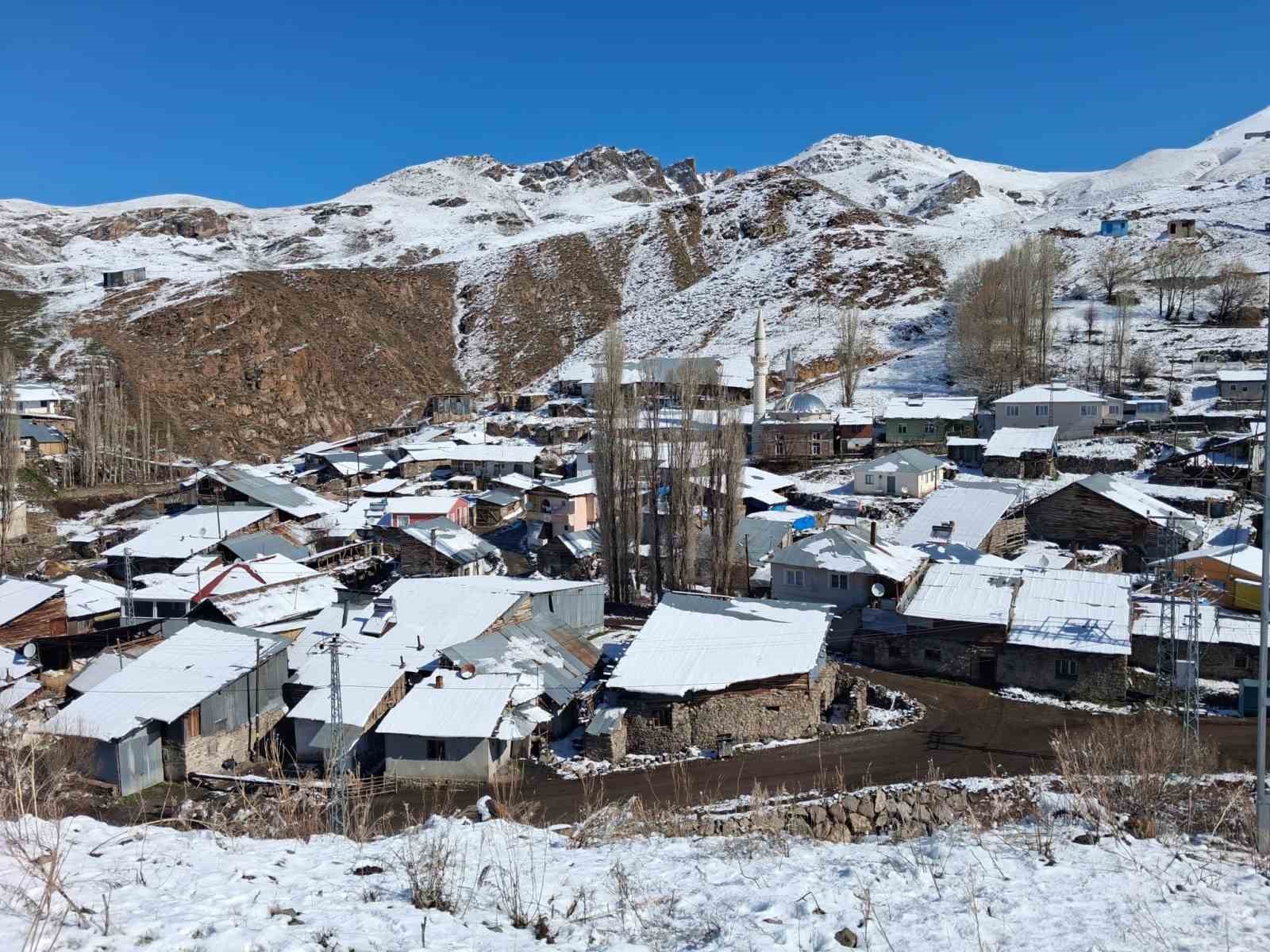 Dümbüllü Deresi’nde Nisan karı sürprizi
?v=1