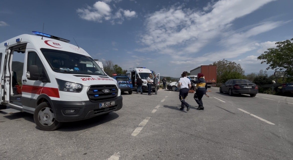 İzmir’de otomobil ile hafif ticari araç çarpıştı: 4’ü çocuk 7 yaralı
?v=1