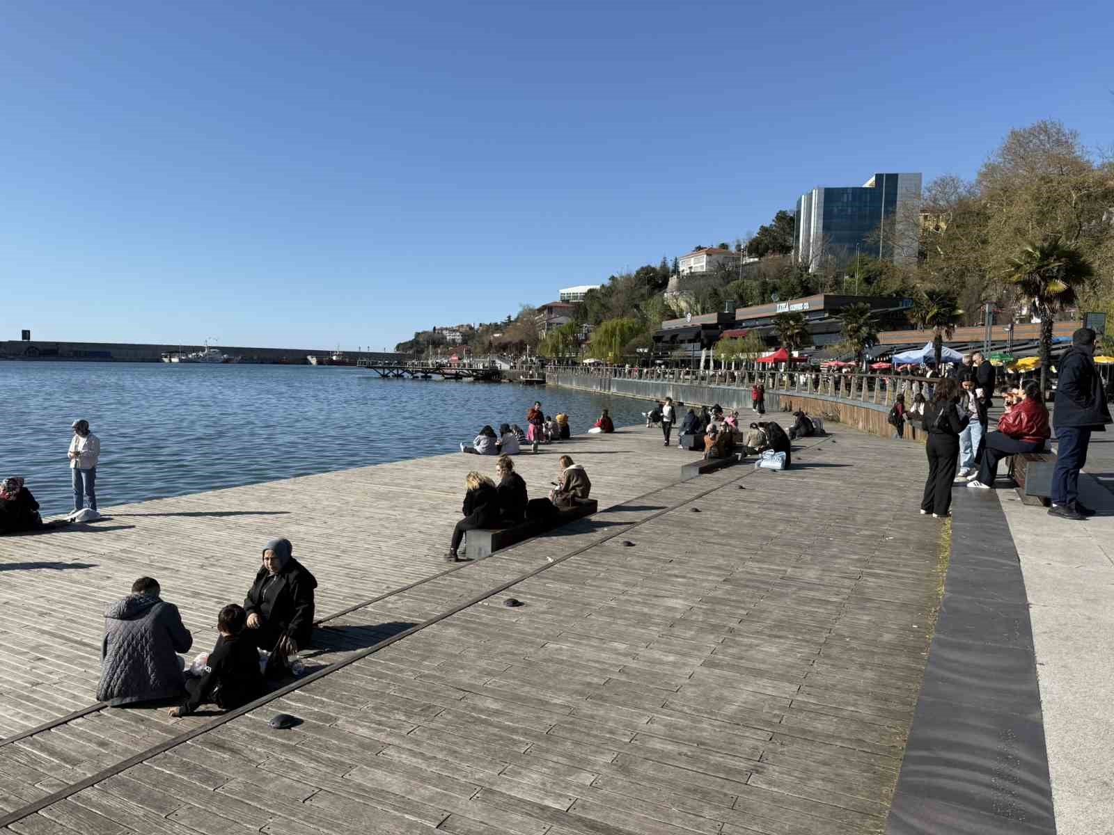 Güneş yüzünü gösterdi, Zonguldak’ta sahil şeridi hareketlendi
?v=1