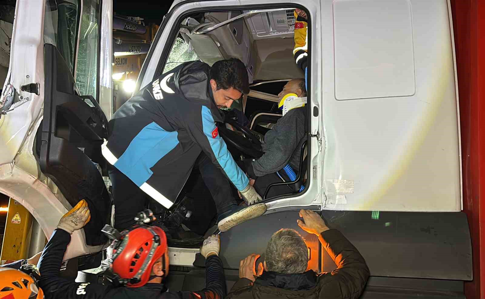 Kamyon tıra çarptı, sürücü kabinde sıkıştı: Ekipler zamanla yarıştı
?v=1