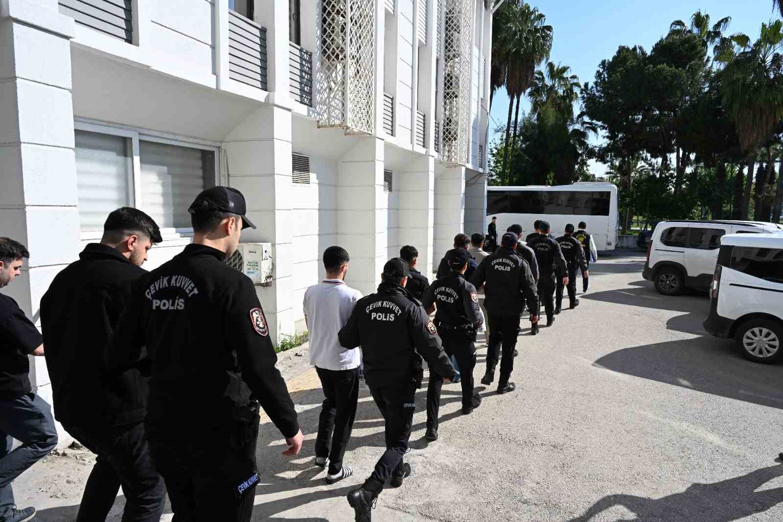 Mersin’de dolandırıcılık şebekesi çökertildi: 100 milyonluk para trafiği ortaya çıktı
?v=1