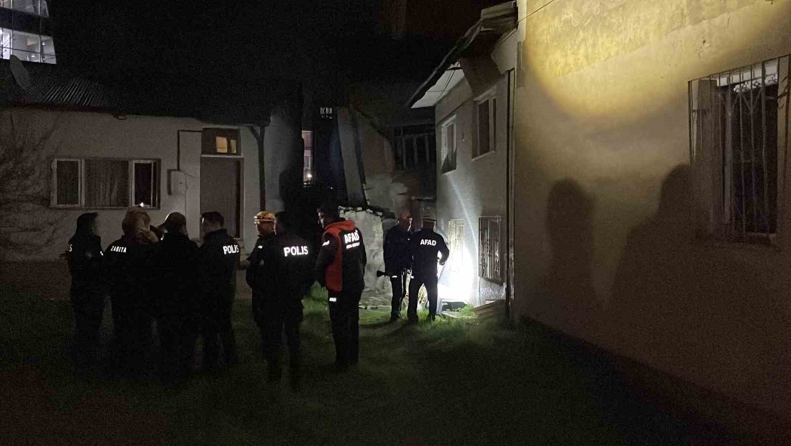 Sivas’ta müstakil ev çöktü, ev tahliye edildi
?v=1