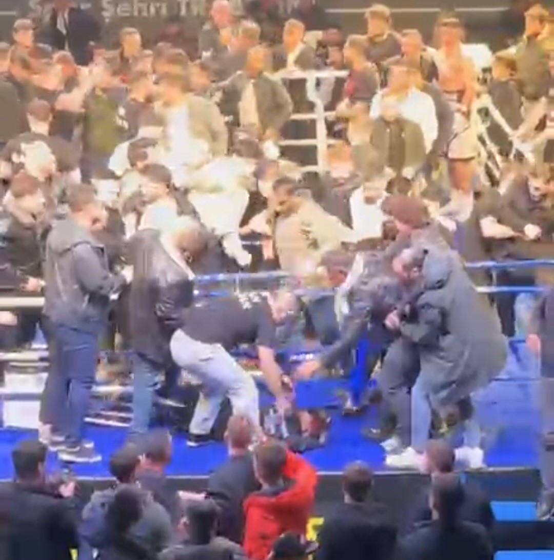 Trabzon’da hafif sıklet maçında kavga
?v=1